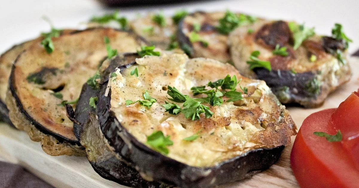 Savor the Crispy Perfection of Golden-Fried Eggplants in a Delectable Mayo, Sour Cream, and Garlic Sauce. Irresistible Indulgence Awaits.